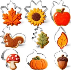 9 Ausstechformen mit Herbstmotiven: Pilz, Ahornblatt, Eichenblatt, Eichel, Eichhörnchen, Apfel, Blatt, Kürbis und Sonnenblume.