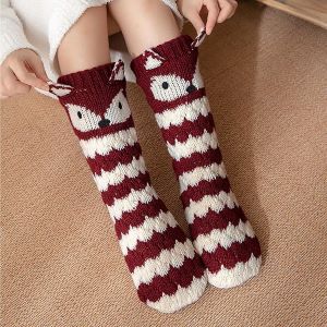rotbraun/weiß gestreifte Kuschelsocken mit Antirutschnoppen und Fuchskopf-Motiv am oberen Rand