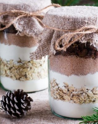 2 Gläser mit geschichteten Zutaten für Haferflockenkekse – tolle DIY Idee im Herbst