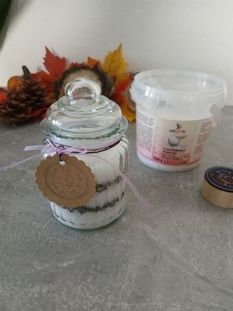 Glas mit Badesalz und Lavendel