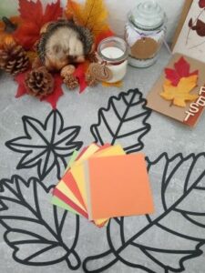 DIY für Kinder: Set mit verschiedenen Blattformen aus schwarzem Tonkarton und Transparentpapier zum Bekleben