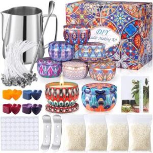 DIY Set zum Kerzengießen: Schmelztiegel, Farbblöcke, Klebepunkte, Zentriergeräte, 4 Beutel Bienenwachs, Dochte, Rührlöffel und 8 Kerzendosen mit Deckel. – Tolles DIY-Geschenk im Herbst