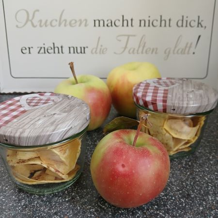 2 kleine Gläser mit getrockneten Apfelchips