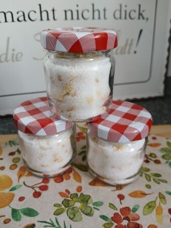 3 kleine Marmeladengläser mit Bratapfelzucker – Herbstgeschenke aus der Küche