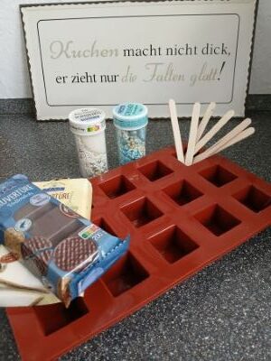 DIY Zutaten für Heiße Schokolade: Silikonform, Schokolade, Zuckerstreusel, Holzstäbchen
