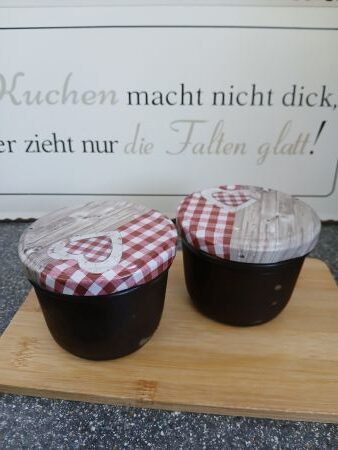 2 Gläser mit Pflaumenkonfitüre