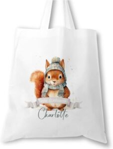 Stofftasche mit Wunschname, Aufdruck "Frohe Weihnachten" und Motiv: Eichhörnchen mit grauer Mütze und Schal. Ein wunderschönes Mitbringsel im Advent